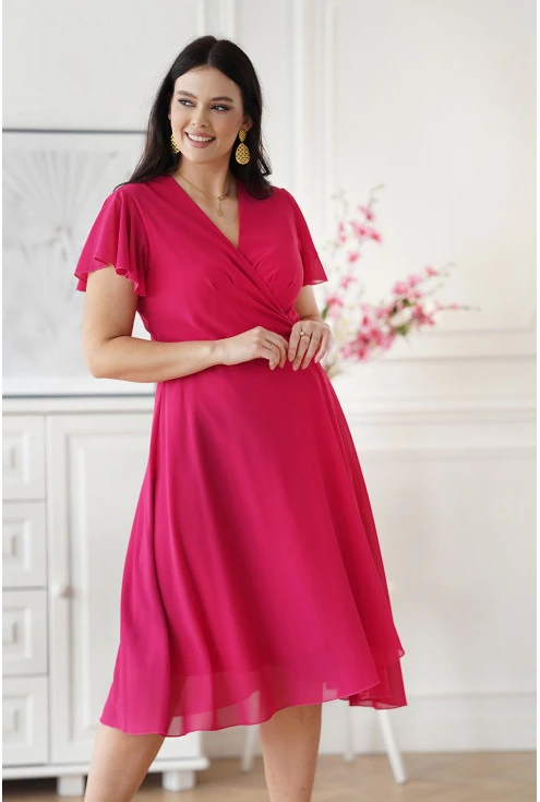 Różowa sukienka plus size z delikatnymi zdobieniami - dodaje szyku i elegancji