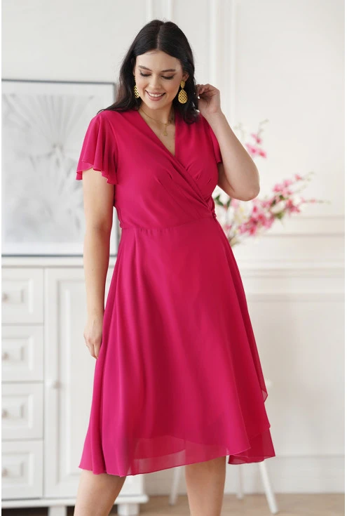 Modna sukienka w kolorze różowym dla kobiet o krąglejszych kształtach - idealna do pracy i spotkań towarzyskich