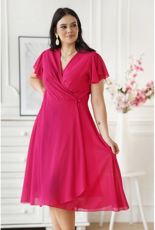 Różowa sukienka w dużych rozmiarach z dekoltem w serek - wyeksponuje kobiece wdzięki
