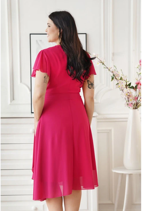 Rozkloszowana sukienka w kolorze różowym z podkreśleniem talii - idealna dla kobiet o kobiecych kształtach.