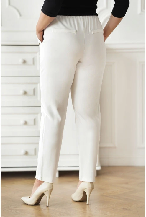 białe spodnie duże rozmiary