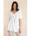 Biała oversizowa bluzka z ozdobnym wiązaniem w dekolcie - Loray