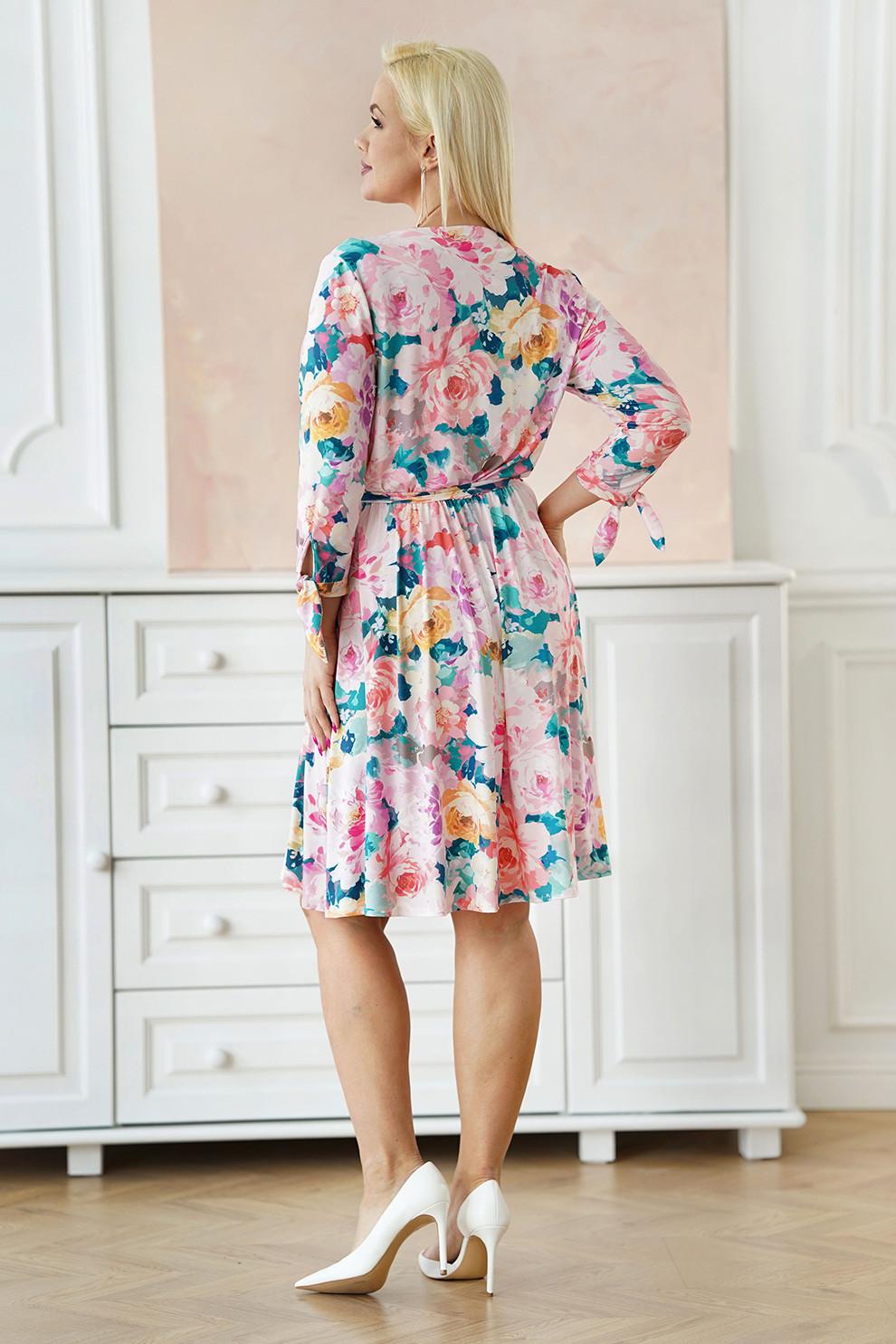 sukienka z wiązaniem przy rękawach w pudrowo kolorowe kwiaty agathe