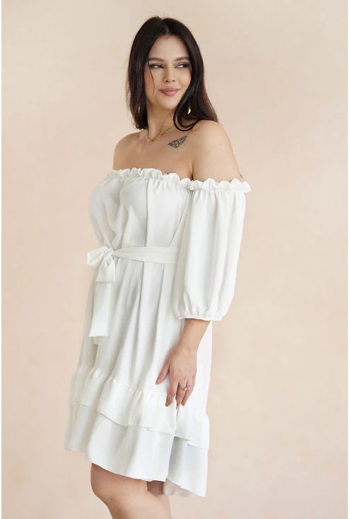 biała sukienka oversize z wiązaniem w pasie