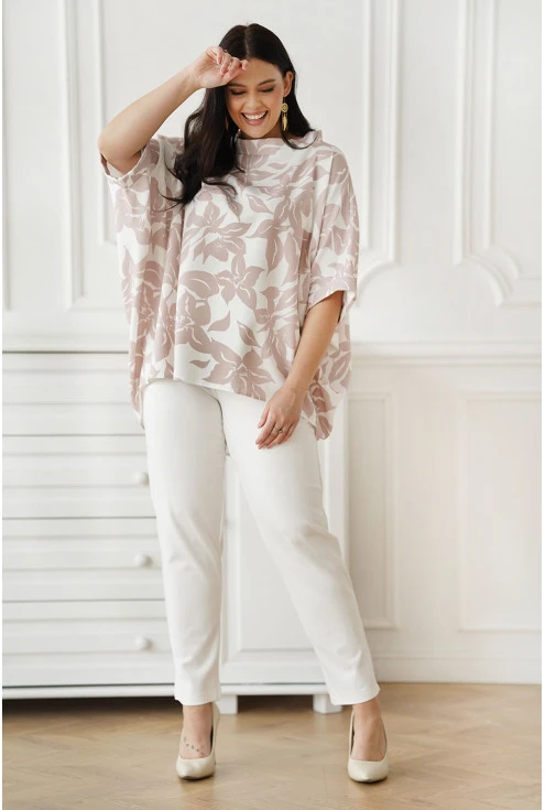Elegancka bluzka plus size z modnym wzorem.