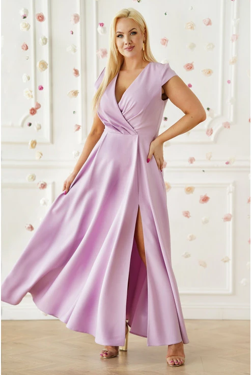 Liliowa rozkloszowana sukienka maxi z kopertowym dekoltem - w kolorze pudrowego różu - Mirande