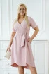 Rozkloszowana sukienka z wiązaniem - w kolorze pudrowego różu - Senli