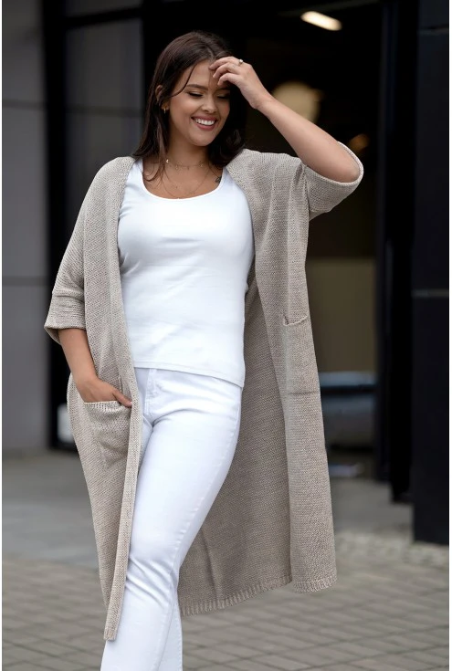 Długi beżowy melanż kardigan plus size to idealny wybór dla kobiet, które cenią sobie styl i wygodę