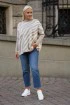 Beżowy sweter w kremowy wzór - Calli