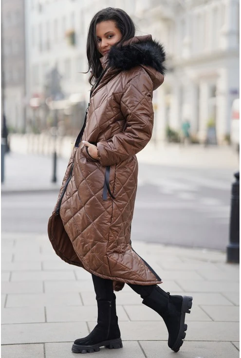 Długa pikowana kurtka w kolorze czekoladowym Monasou