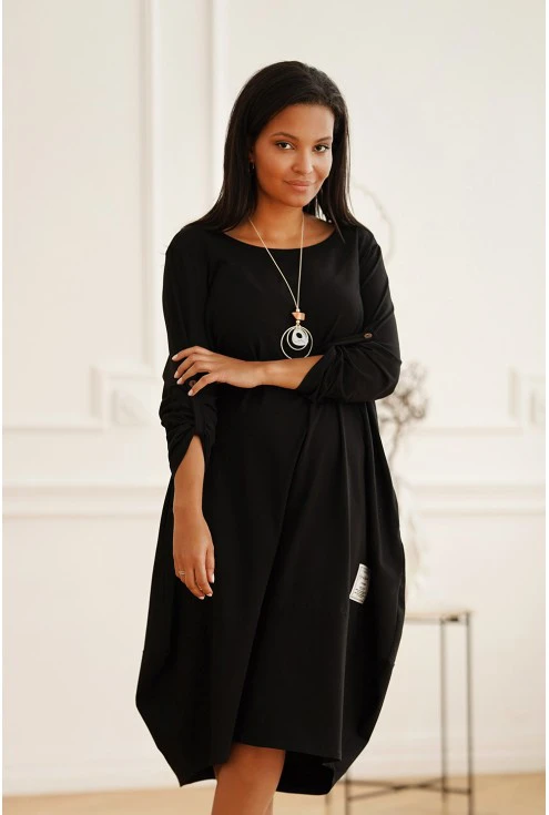 Czarna sukienka z wisiorkiem Monasou xxl