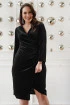 Czarna welurowa sukienka z marszczeniem w talii i kopertowym dekoltem - Zolin