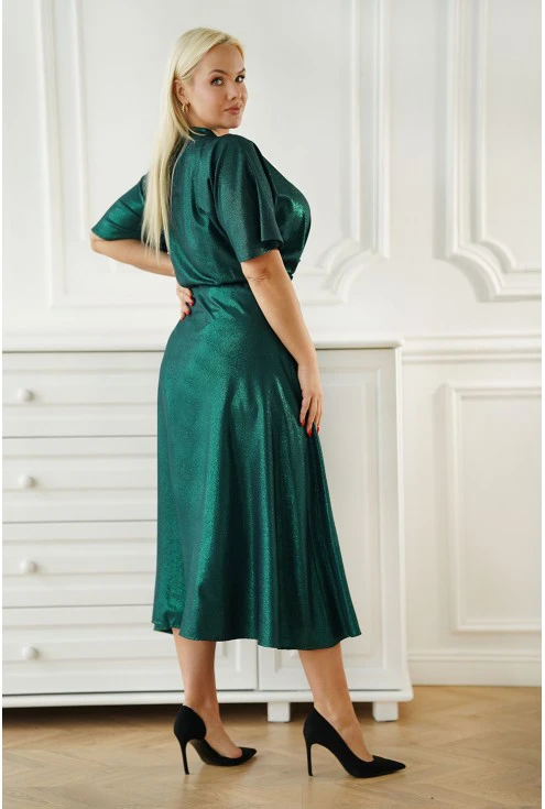 Błyszcząca zielona sukienka z paskiem xxl Monasou