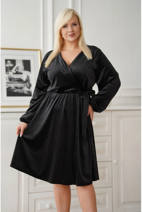 Czarna aksamitna sukienka plus size z wiązaniem Monasou