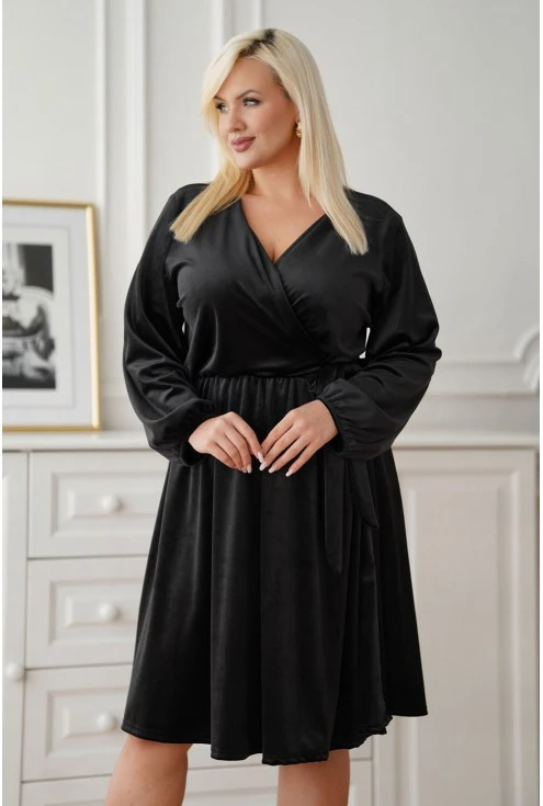 Czarna sukienka z wiązaniem plus size Monasou