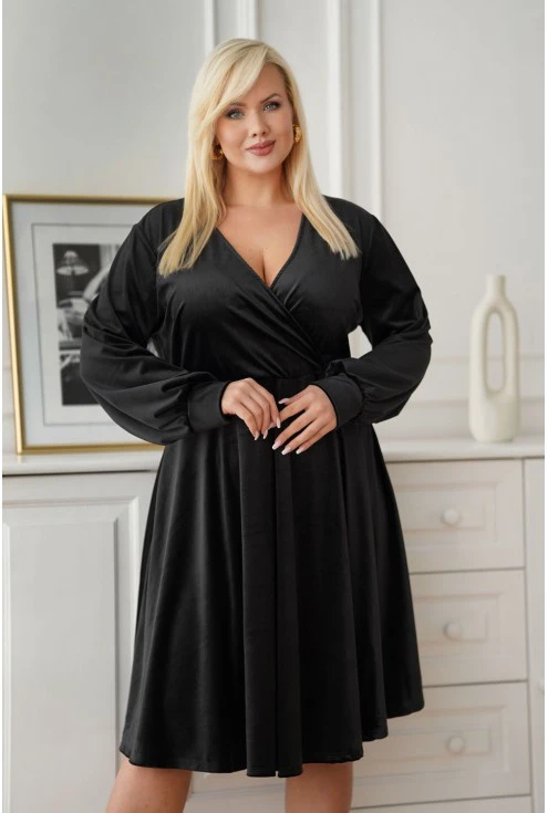 Czarna aksamitna sukienka plus size Monasou