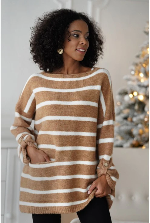 Karmelowy  sweter w białe paski z kieszonką Monasou