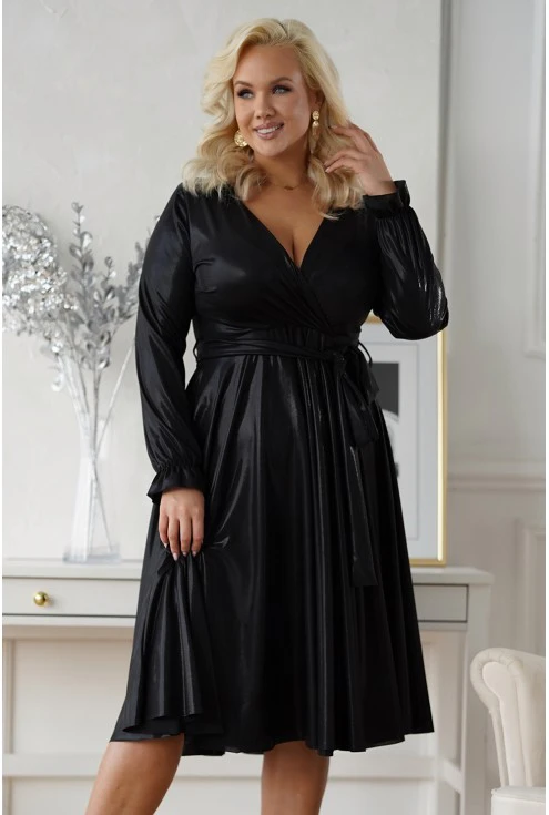 Rozkloszowana czarna sukienka z połyskiem xxl Monasou