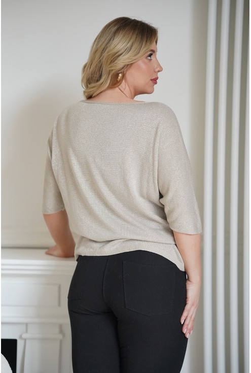 Tył beżowego sweterka oversize w dużych rozmiarach xxl plus size