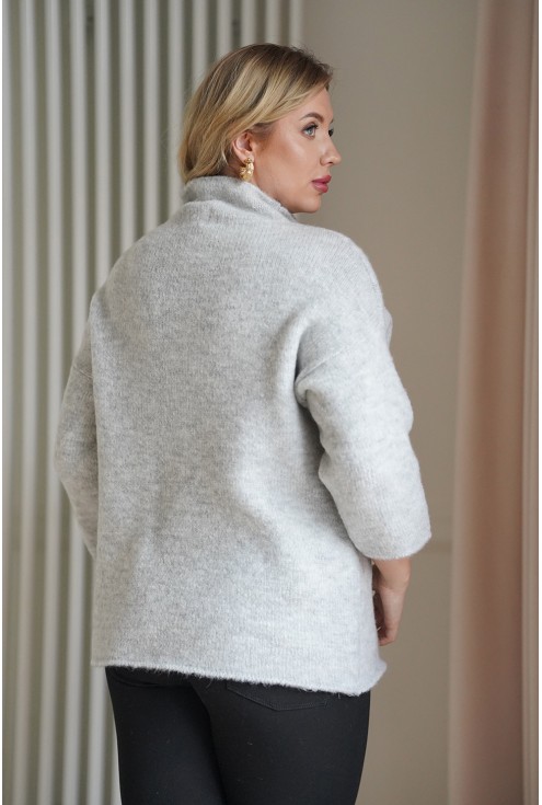 Tył jasnoszarego ciepłego damskiego sweterka z półgolfem plus size XL-ka