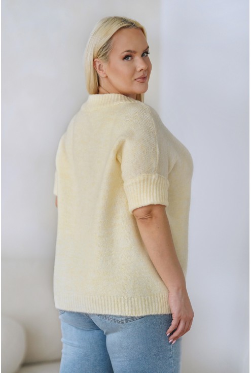 sweterek w kolorze cytrynowym z dekoracyjna agrafka