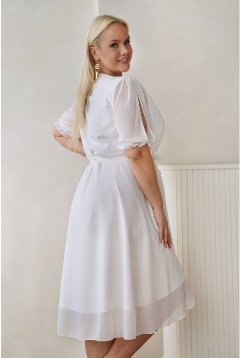 Tył białej pięknej sukienki z kopertowym dekoltem na Monasou.pl