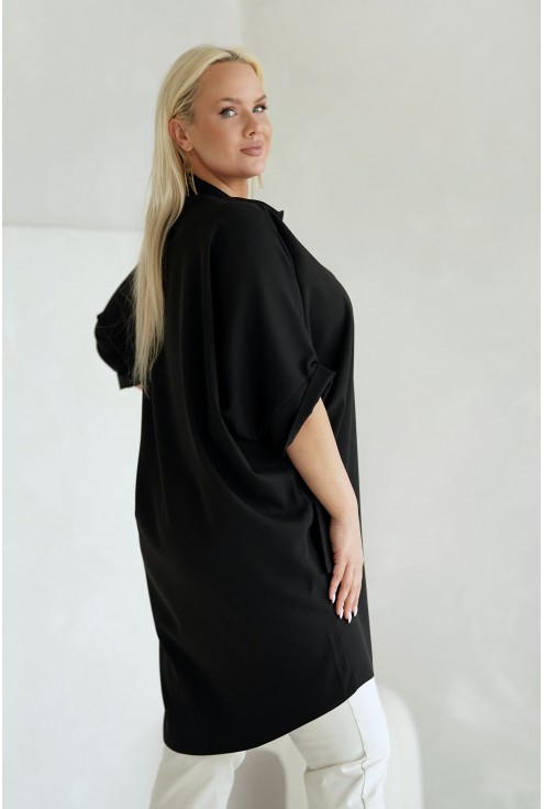 Tył czarnej eleganckiej tuniki do pracy z wiązaniem na rękawach plus size Monasou.pl