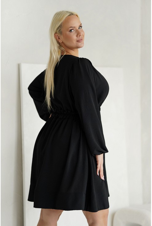 Tył wygodnej czarnej rozkloszowanej sukienki w rozmiarach plus size