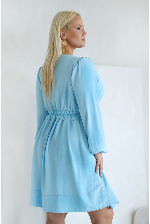 Tył wygodnej błękitnej sukienki w sklepie plus size Monasou.pl