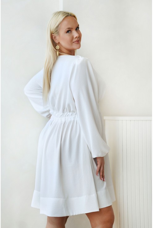 Tył wygodnej białej rozkloszowanej sukienki w dużych rozmiarach plus size w sklepie Monasou.pl