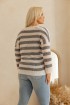 Sweterek z dekoltem V w szaro-pudrowe paski - Zinna