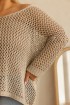 Beżowy ażurowy sweterek z obniżoną linią ramion - Azzuro