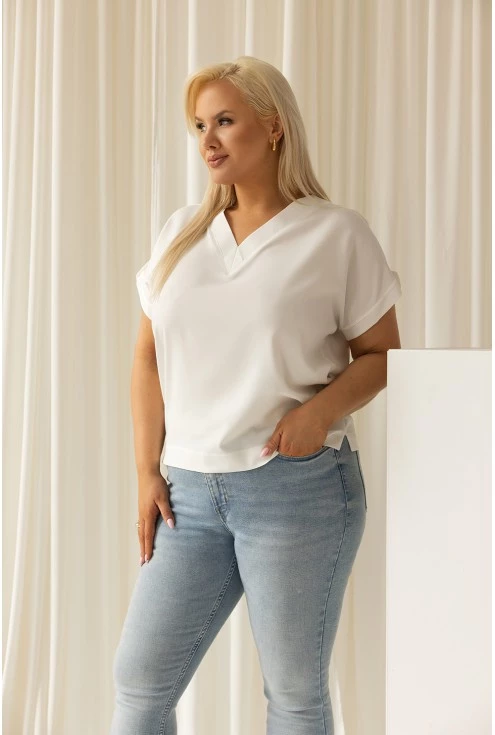 elegancka bluzka w bieli z ozdobnym guziczkiem chantele plus size monasou