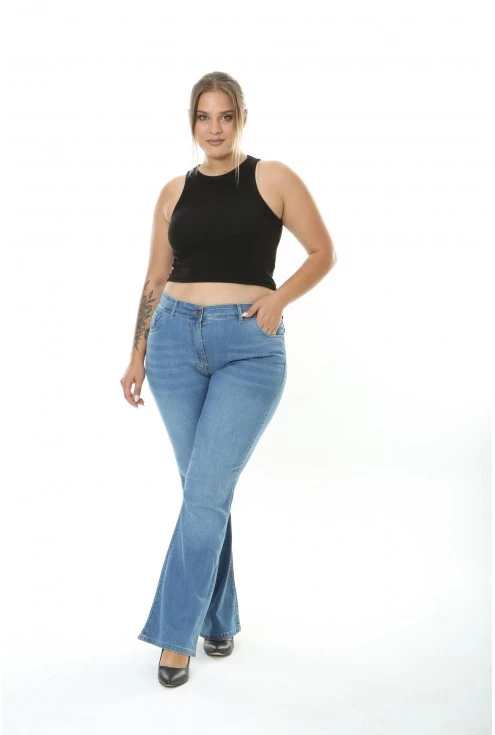 modne jeansy z rozszerzana nogawka plus size monasou majlen