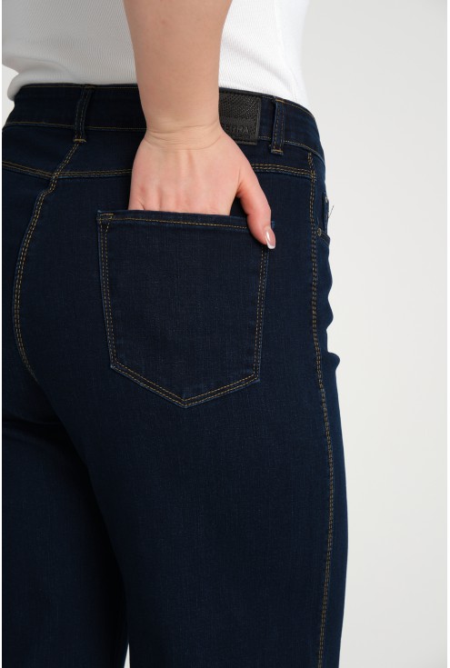 wygodne granatowe jeansy plus size marinea od monasou