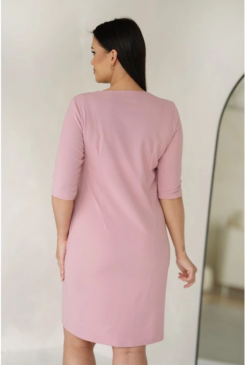 Tył pudrowej eleganckiej sukienki w sam raz do biura w sklepie plus size Monasou.pl