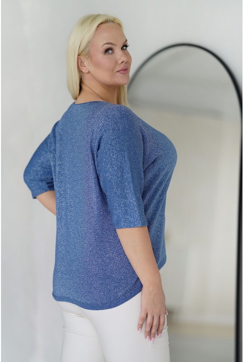 Niebieski sweterek oversize ze srebrną nitką z dekoltem w serek plus size dla kobiet Monasou.pl