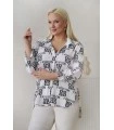 Biała koszula plus size w czarne napisy rękaw 3/4 - Susanny