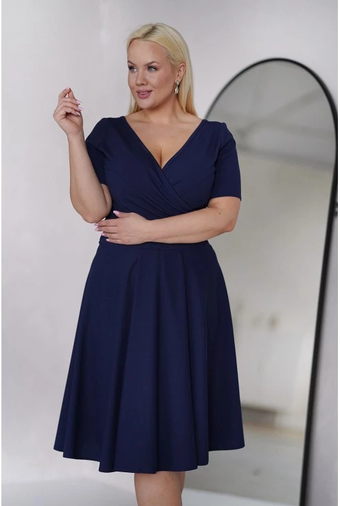 Granatowa sukienka plus size modne duże rozmiary monasou