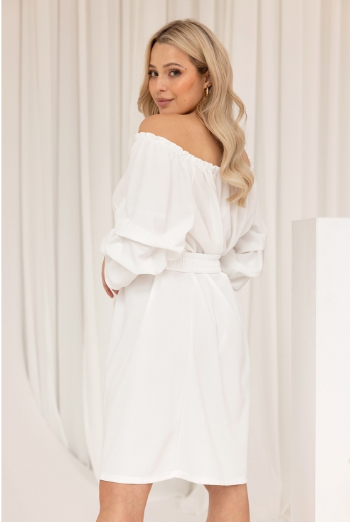 Biała sukienka z paskiem i efektowymi rękawami xxl  monasou