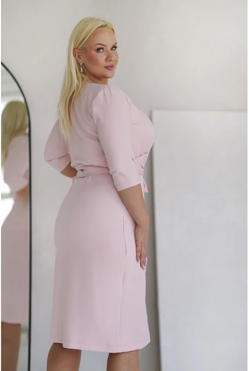 Tył eleganckiej pudrowej sukienki w dużych rozmiarach plus size.