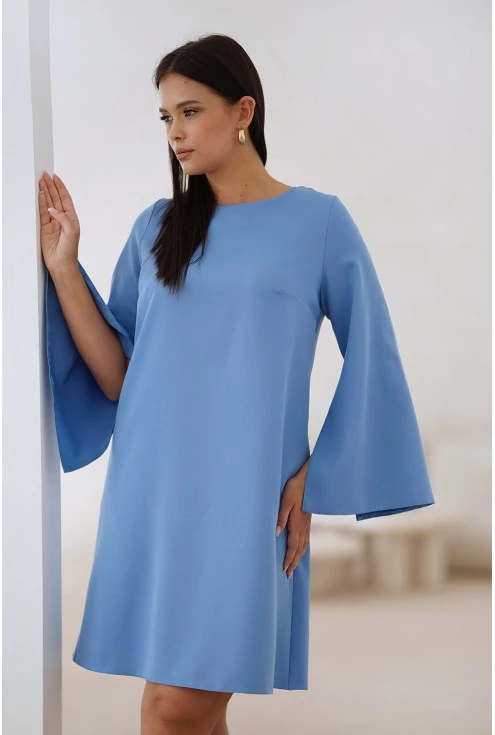 Niebieska sukienka trapezowa z efektowną kokardą na plecach xxl monasou