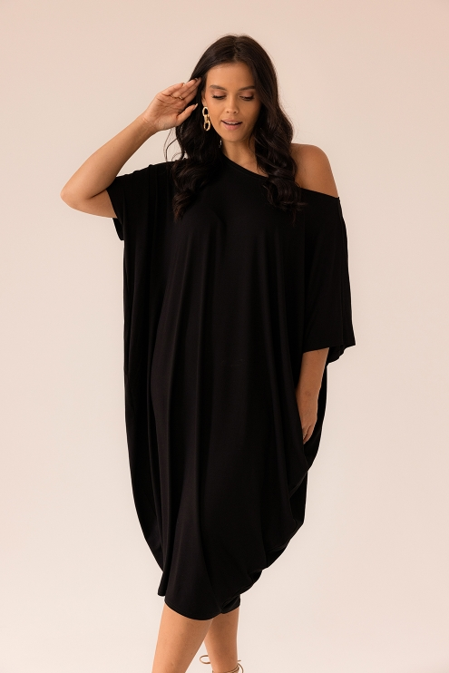 czarna sukienka oversize z kieszeniami oversize monasou