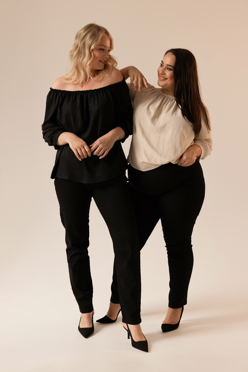 Modna bluzka plus size z hiszpańskim dekoltem do kupienia w monasou