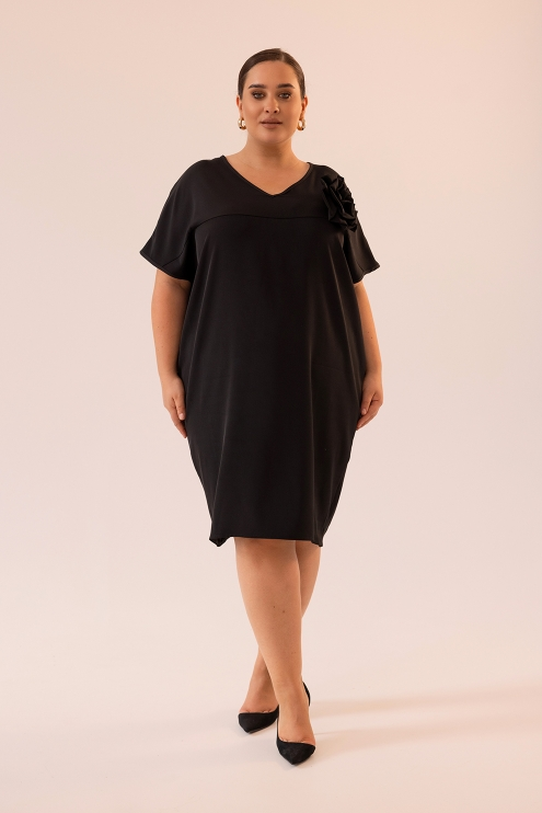 Elegancka sukienka o kroju oversize dla kobiet plus size