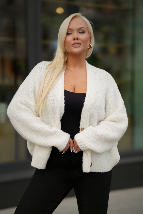 Kremowy krótki sweter z kolekcji plus size monasou